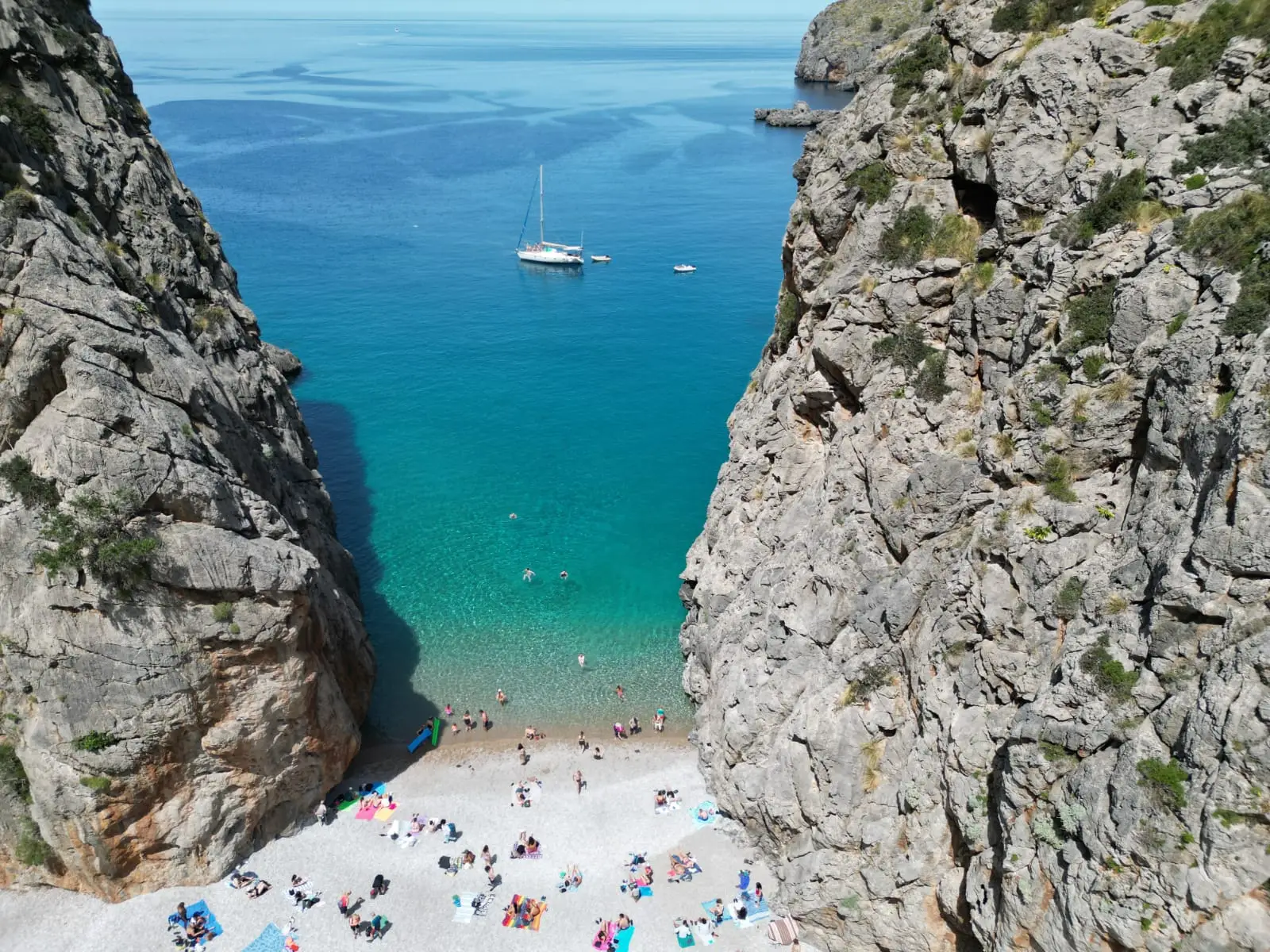 Velero fondeando en Sa Calobra con aguas cristalinas