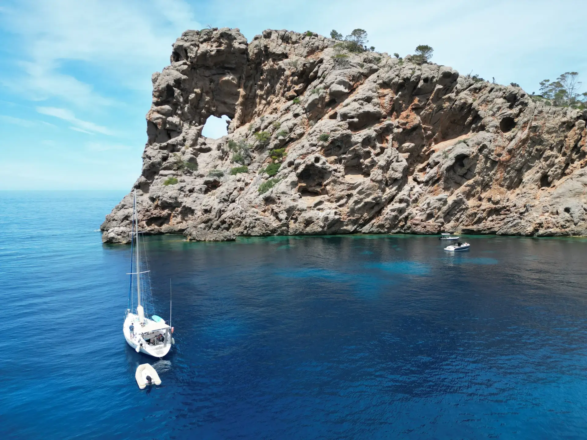 Vista aérea de Sa Foradada desde el mar en la ruta sur de Let's Sail
