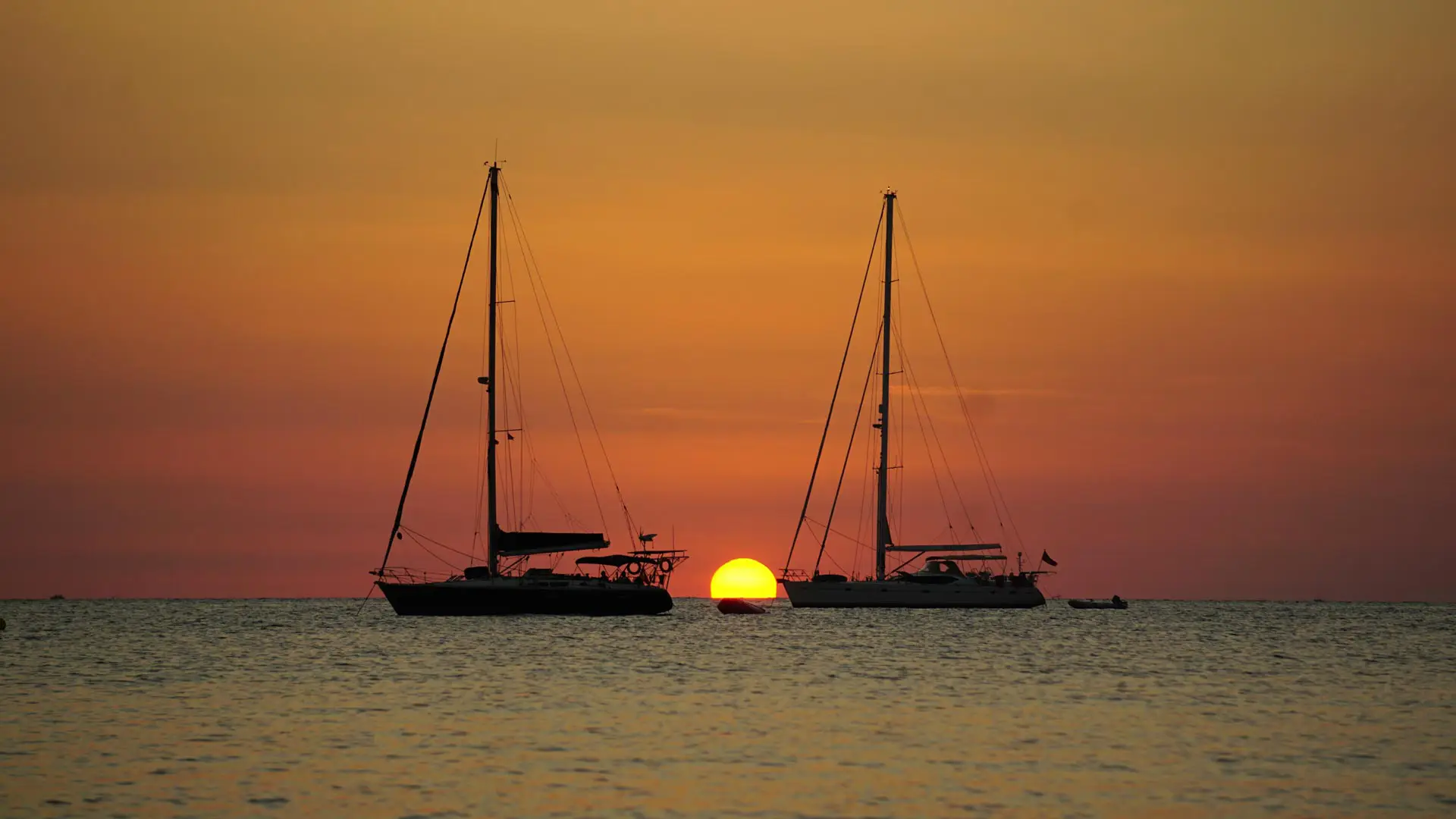 Puesta de sol desde el velero en Sa Foradada, Mallorca