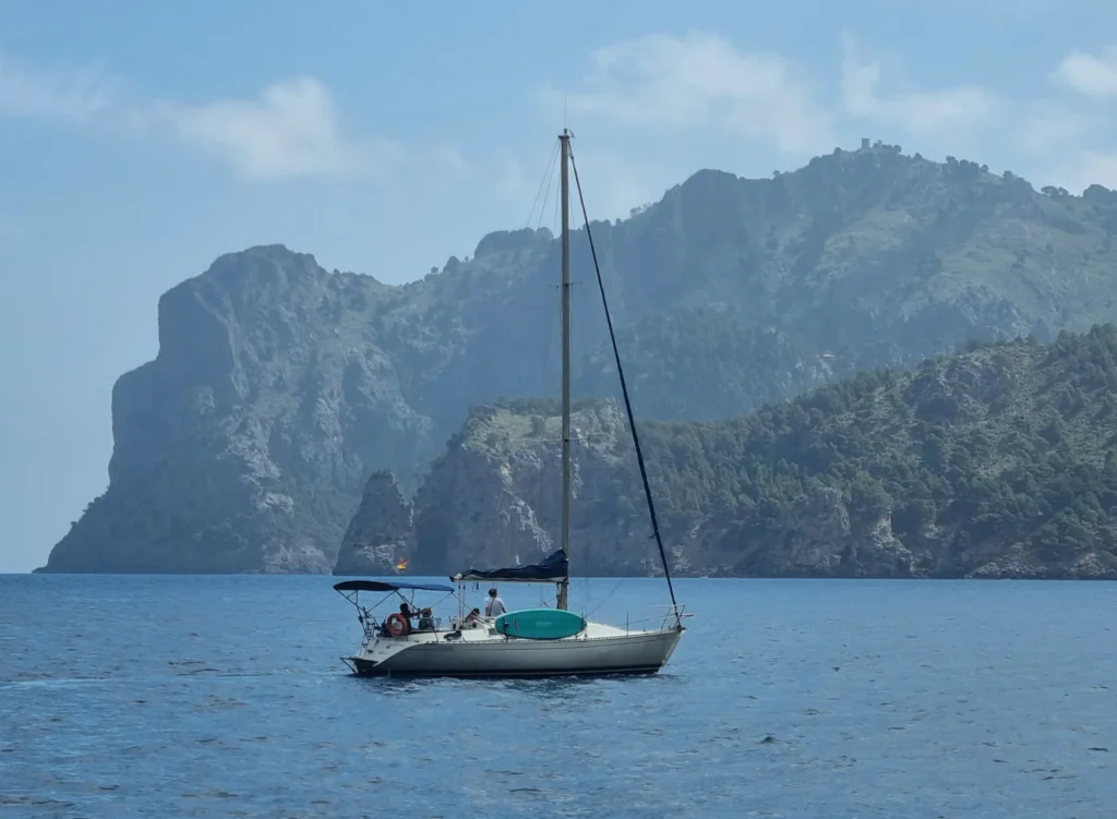 Serra de Tramuntana vista desde velero en la costa norte de Mallorca