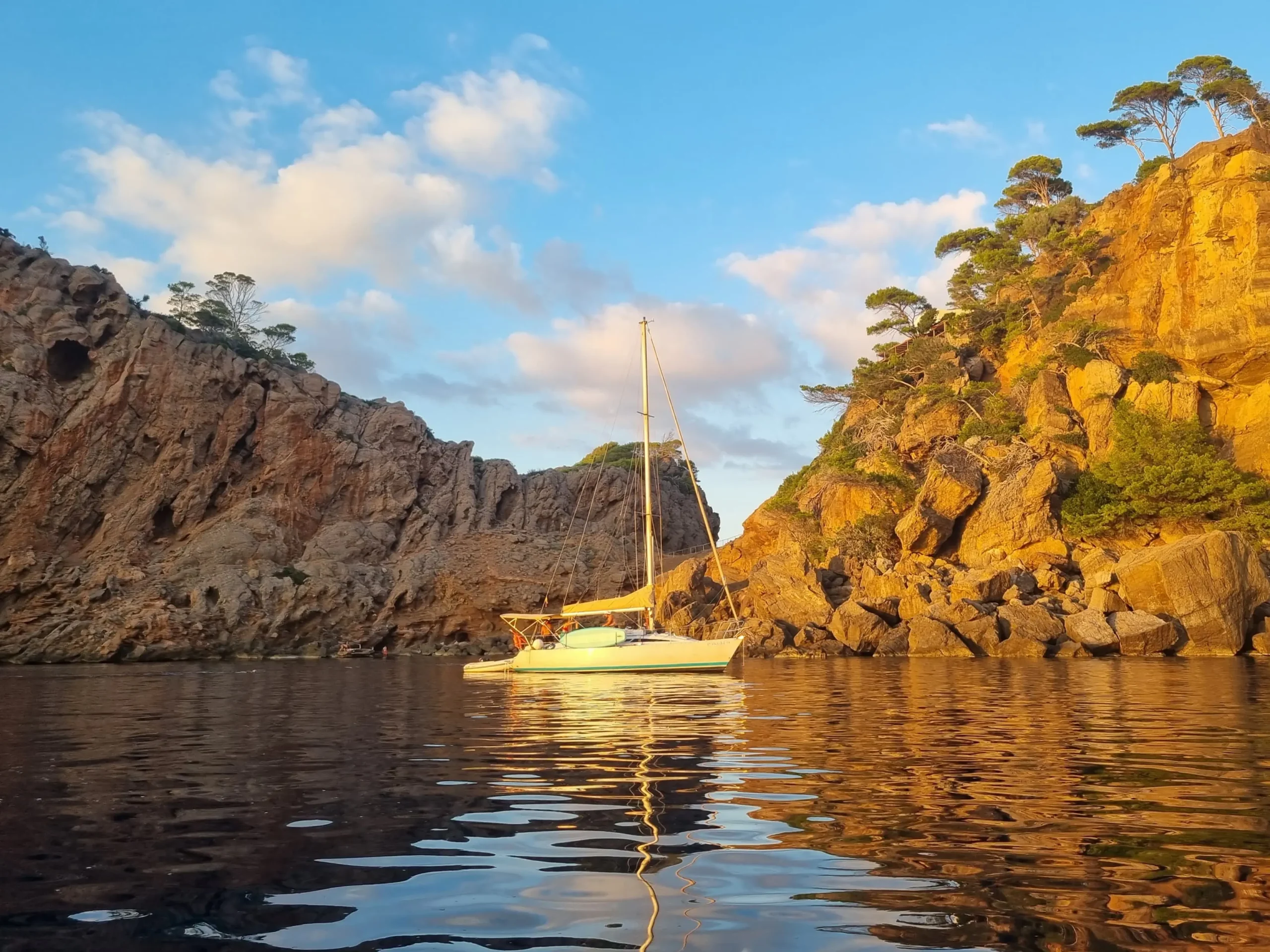 Atardecer navegando en velero charter por la costa de Mallorca