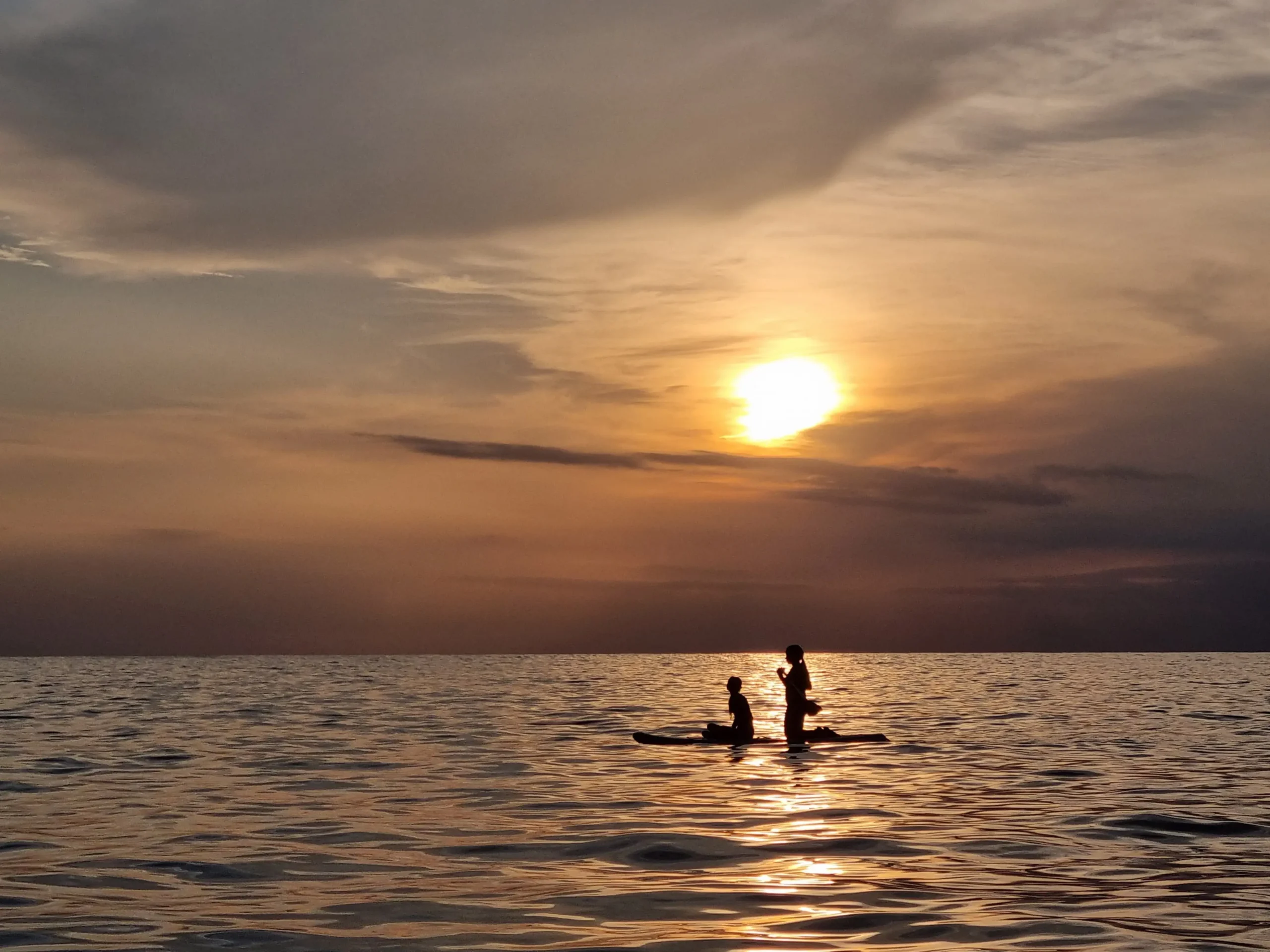 Paddle surf junto al velero en cala de Mallorca